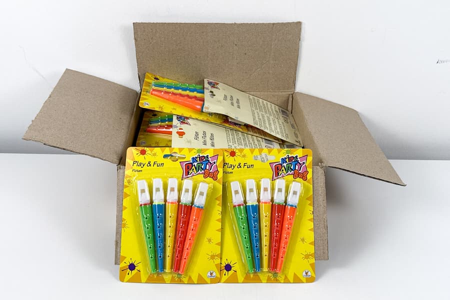 Karton mit Mini Flöten The Toy Company, ca. 24 Packungen
